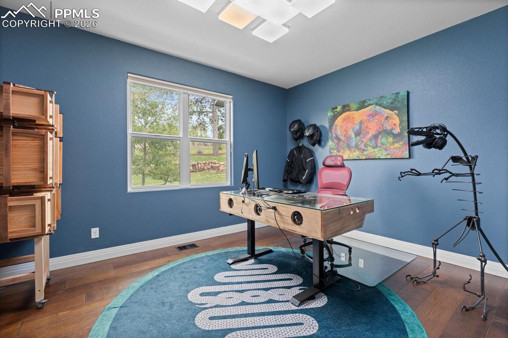 Image 19 of 32: Office