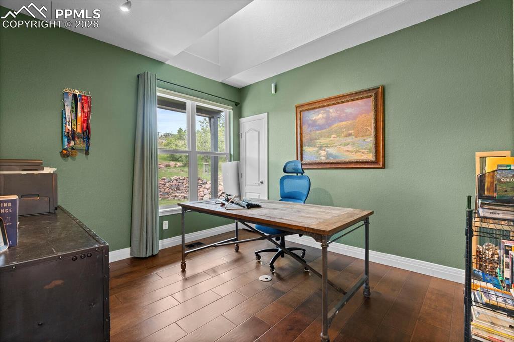 Image 21 of 32: Office