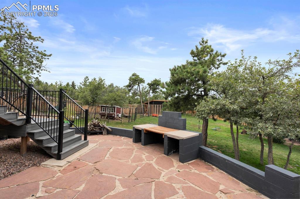 Image 26 of 32: Patio