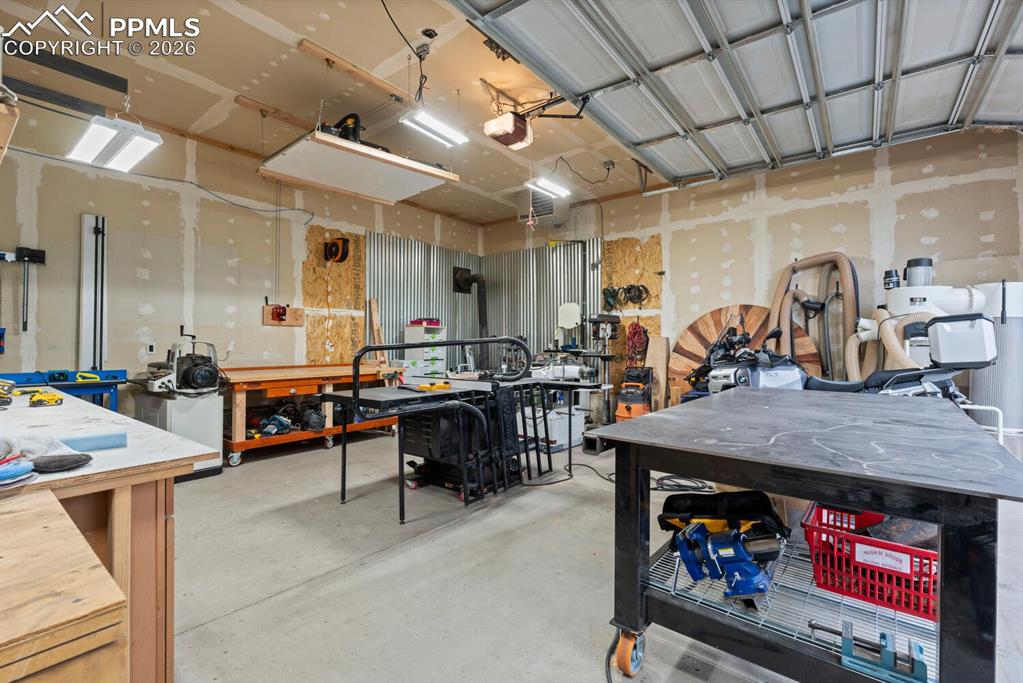 Image 28 of 32: Garage