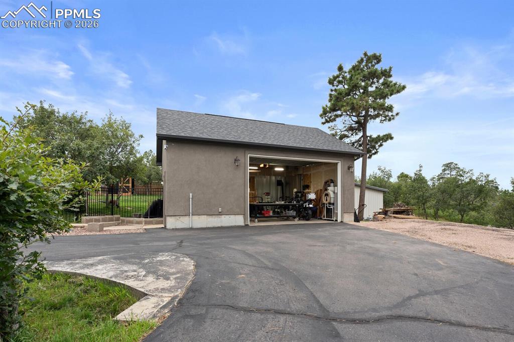 Image 3 of 32: Garage