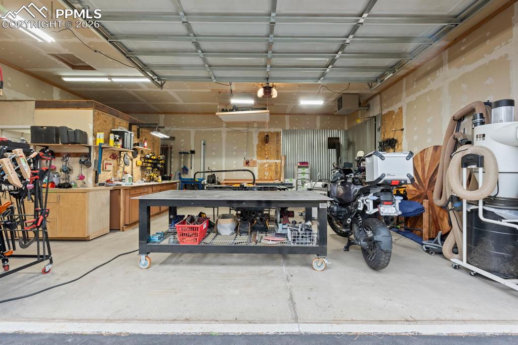 Image 4 of 32: Garage