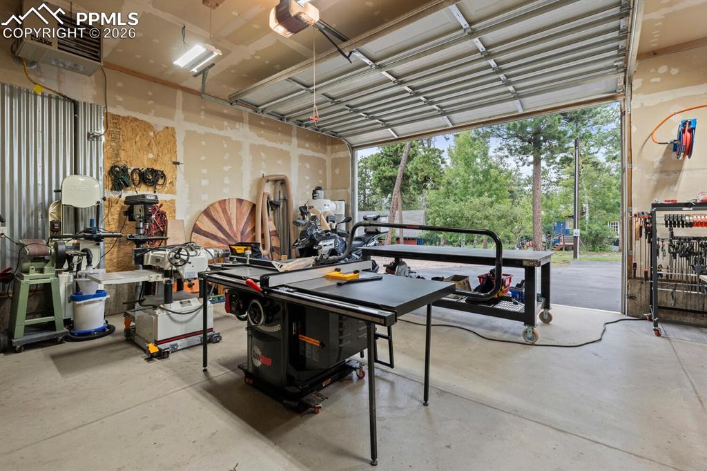 Image 5 of 32: Garage