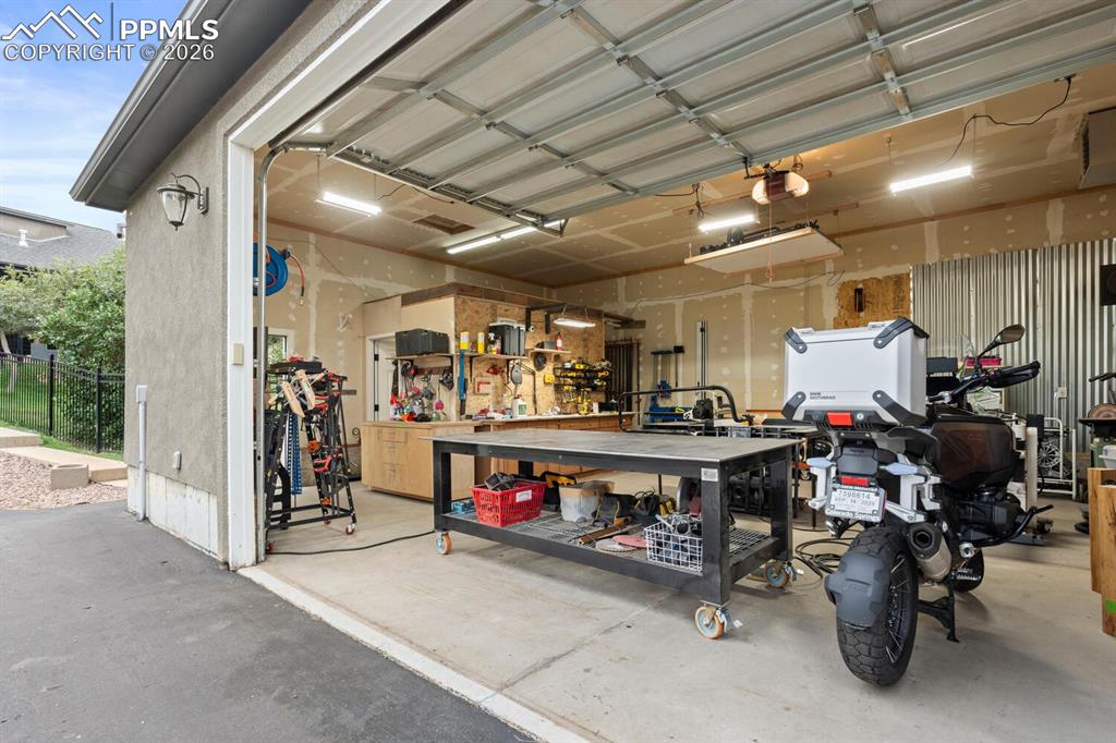 Image 6 of 32: Garage