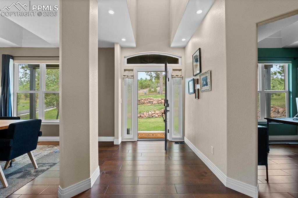 Image 7 of 32: Entry