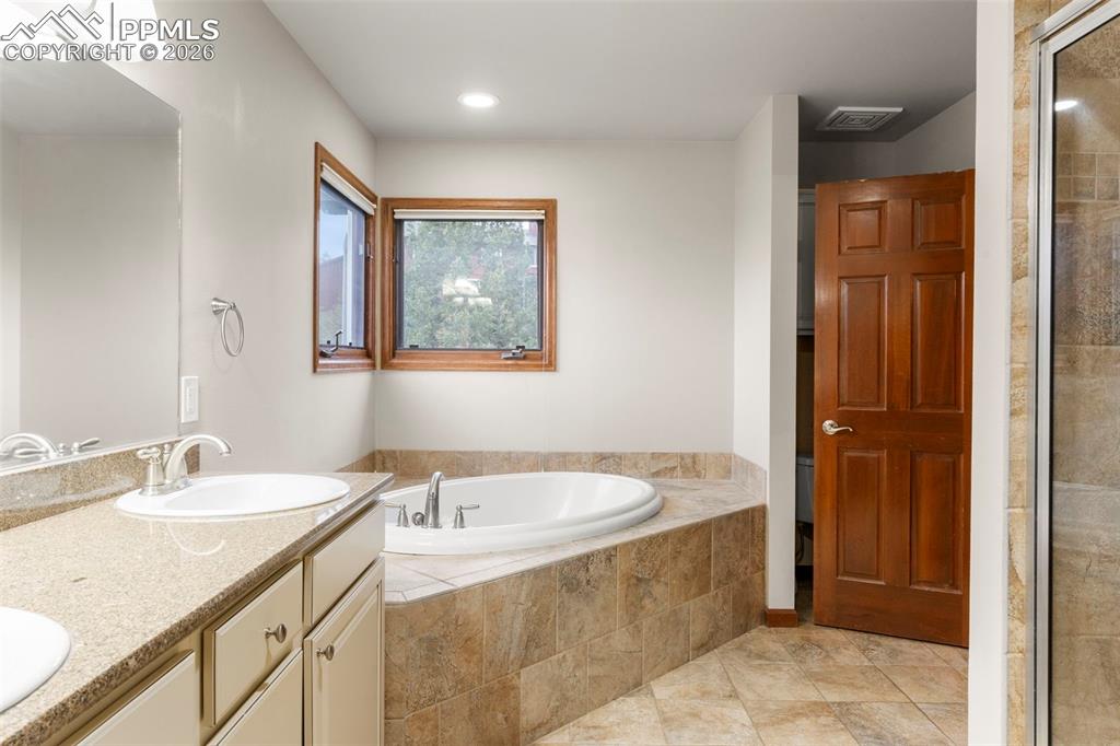 Image 16 of 29: Bathroom