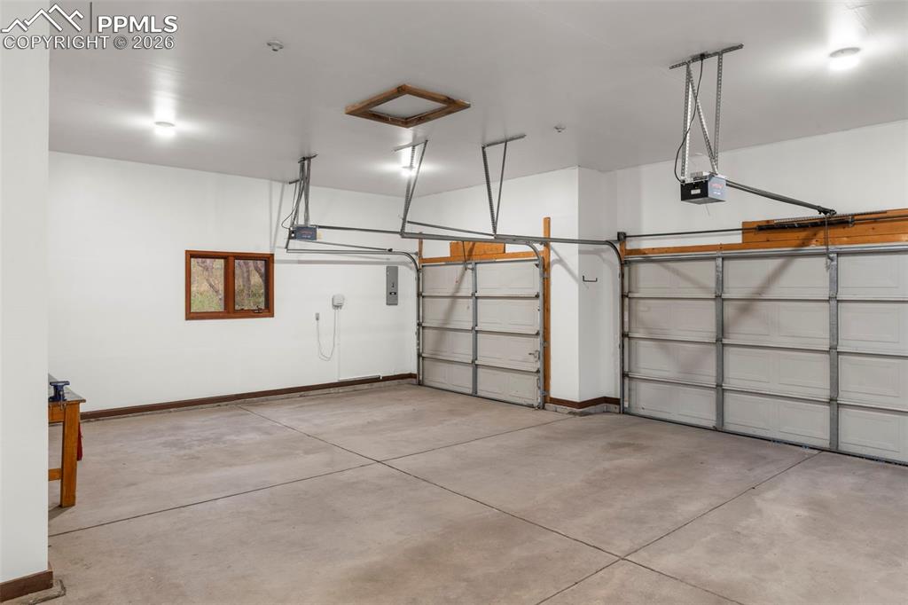 Image 22 of 29: Garage