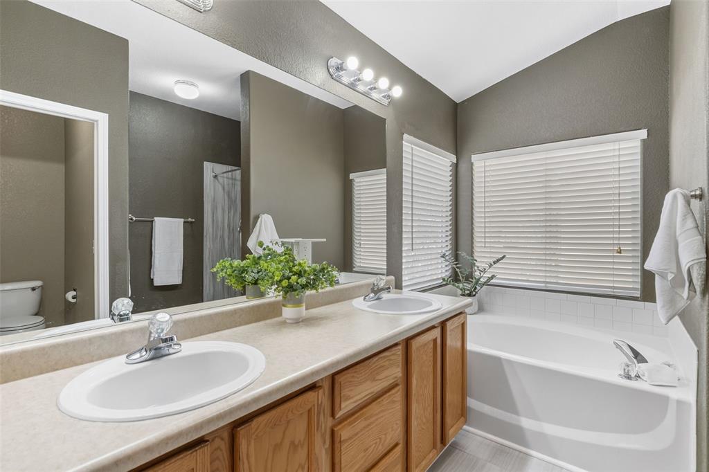 Image 16 of 30: 5 PIECE PRIMARY BATHROOM ENSUITE WITH DUAL VANITIES & SOAKING TUB