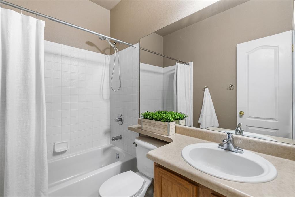 Image 20 of 30: FULL BATHROOM ON UPPER LEVEL