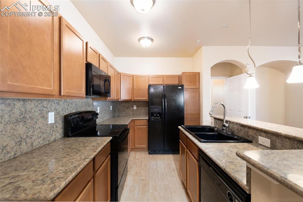 Image 11 of 31: Kitchen