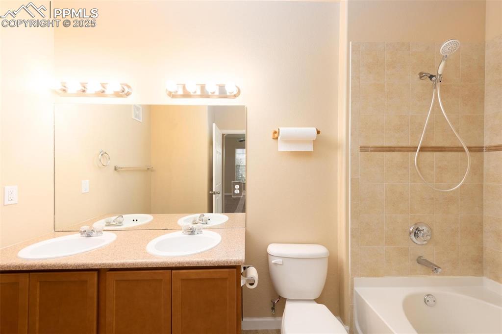 Image 17 of 31: Bathroom