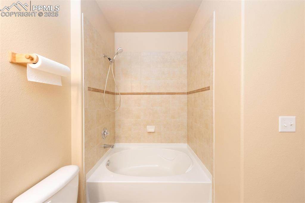 Image 18 of 31: Bathroom