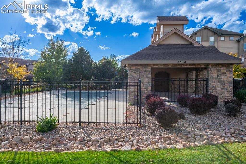 Image 31 of 31: Pool