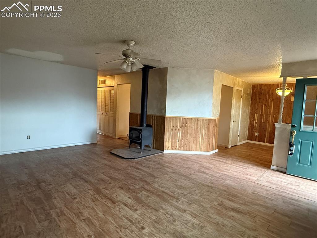Image 2 of 9: Living Room