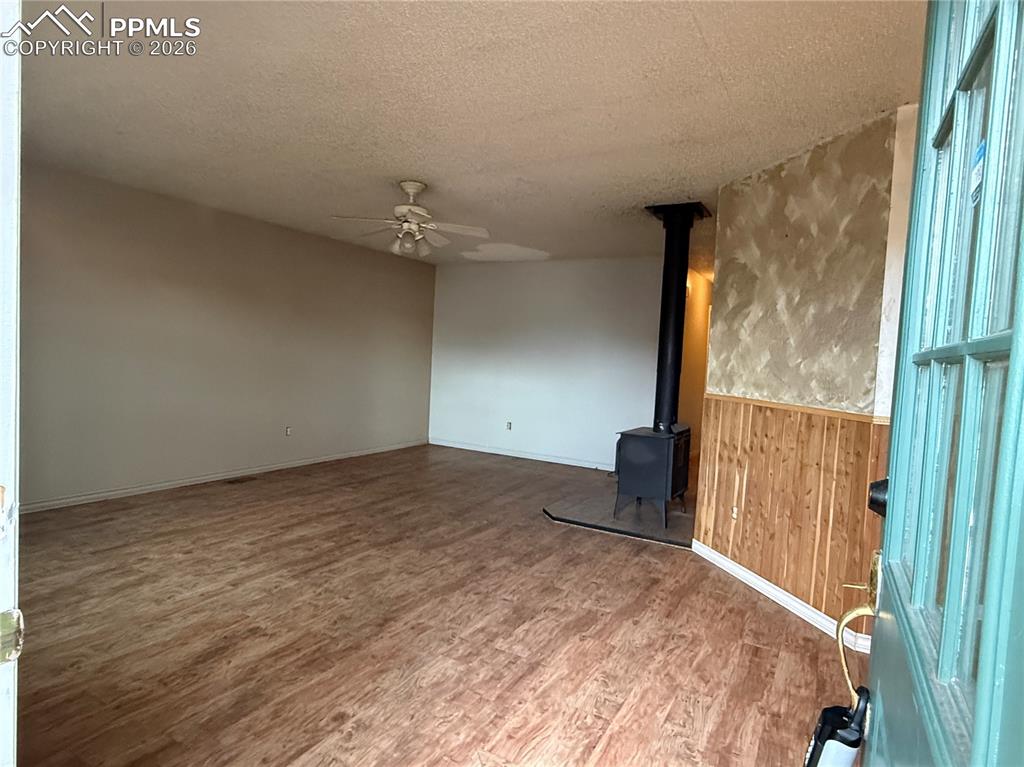 Image 3 of 9: Living Room