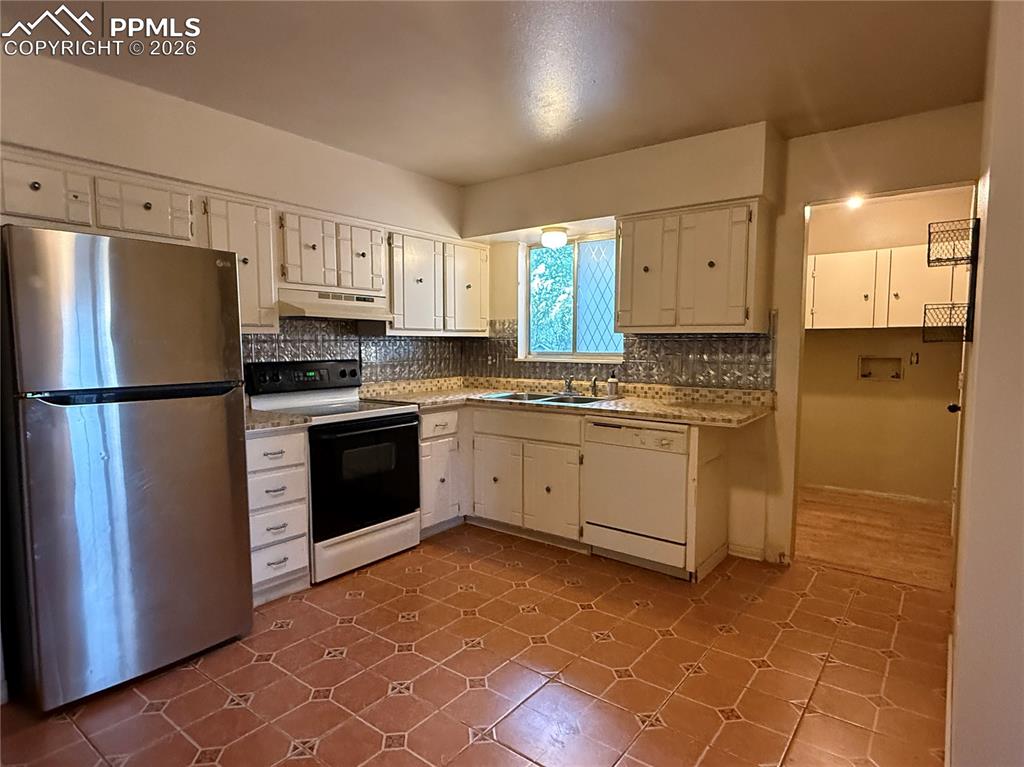 Image 4 of 9: Kitchen