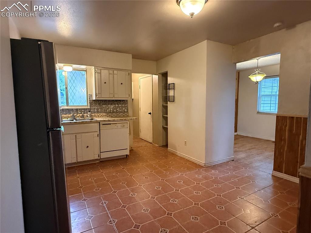 Image 5 of 9: Kitchen