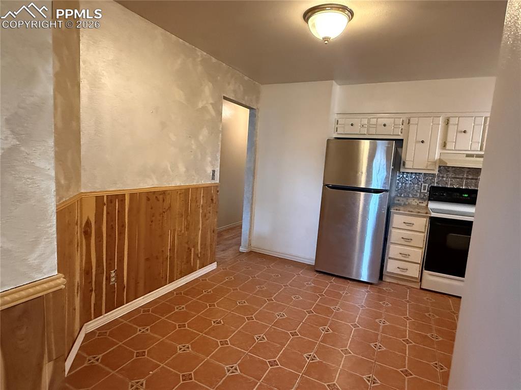 Image 6 of 9: Kitchen
