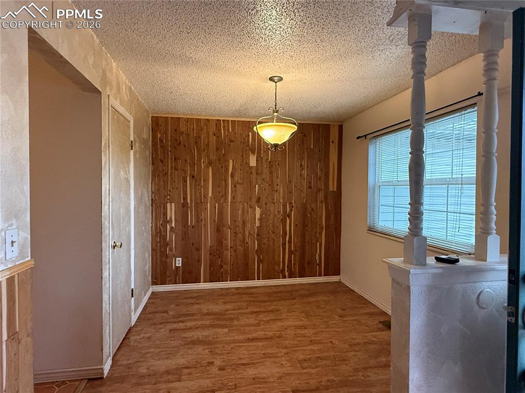 Image 7 of 9: Dining Area