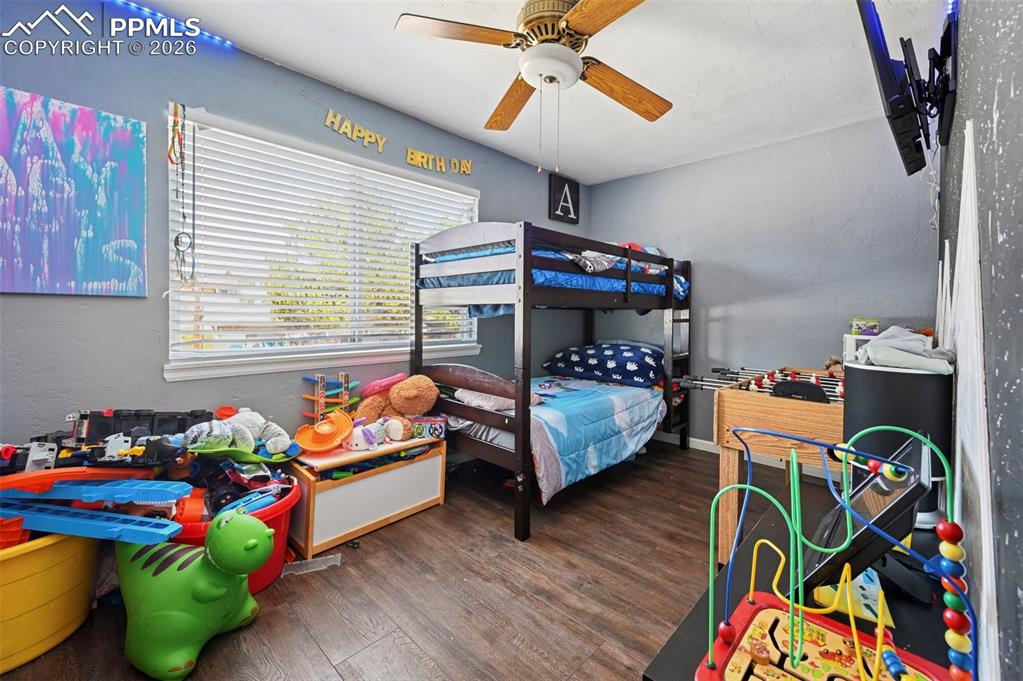 Image 11 of 32: Bedroom