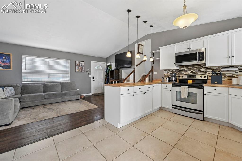 Image 7 of 32: Kitchen