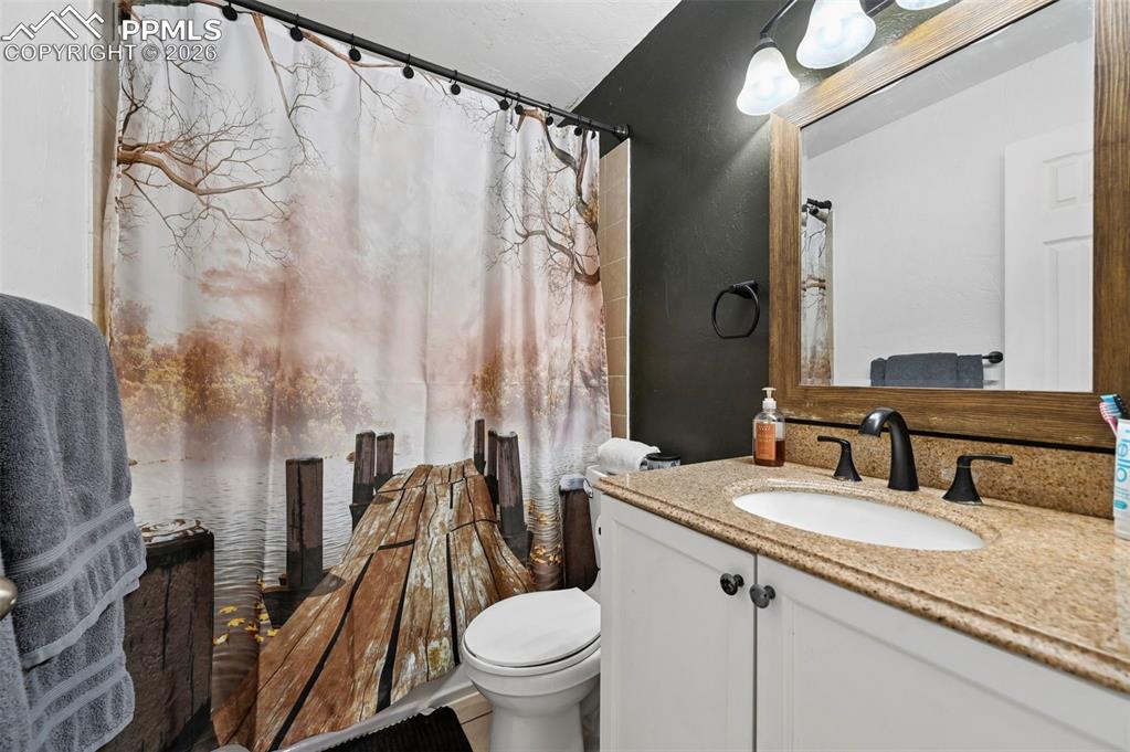 Image 8 of 32: Bathroom