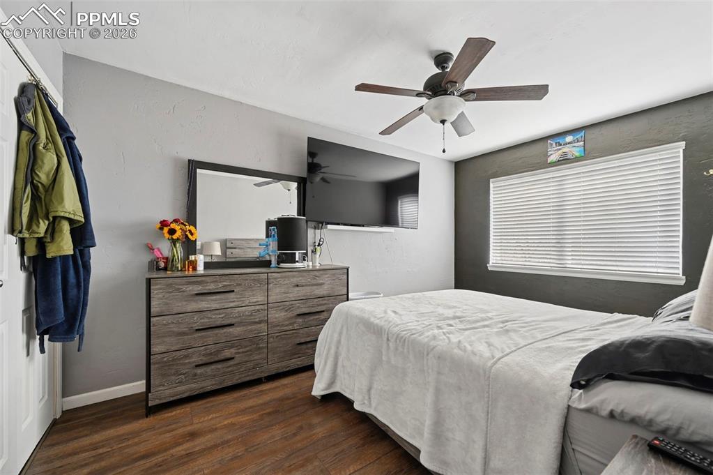 Image 9 of 32: Bedroom