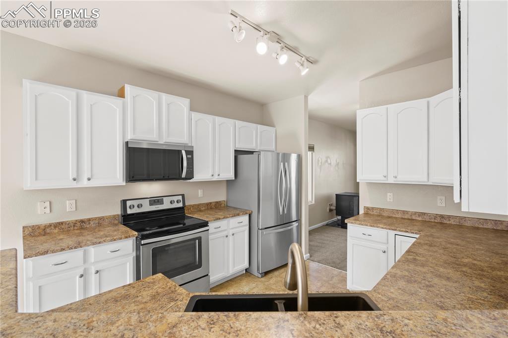 Image 10 of 32: Kitchen