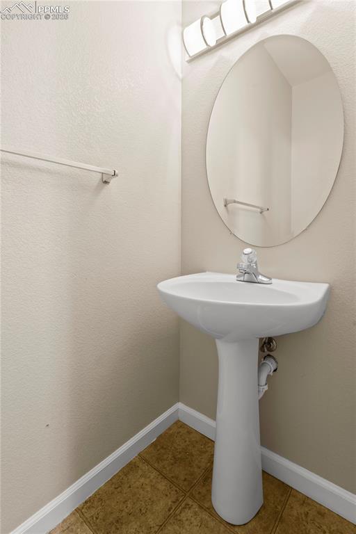 Image 16 of 32: Bathroom