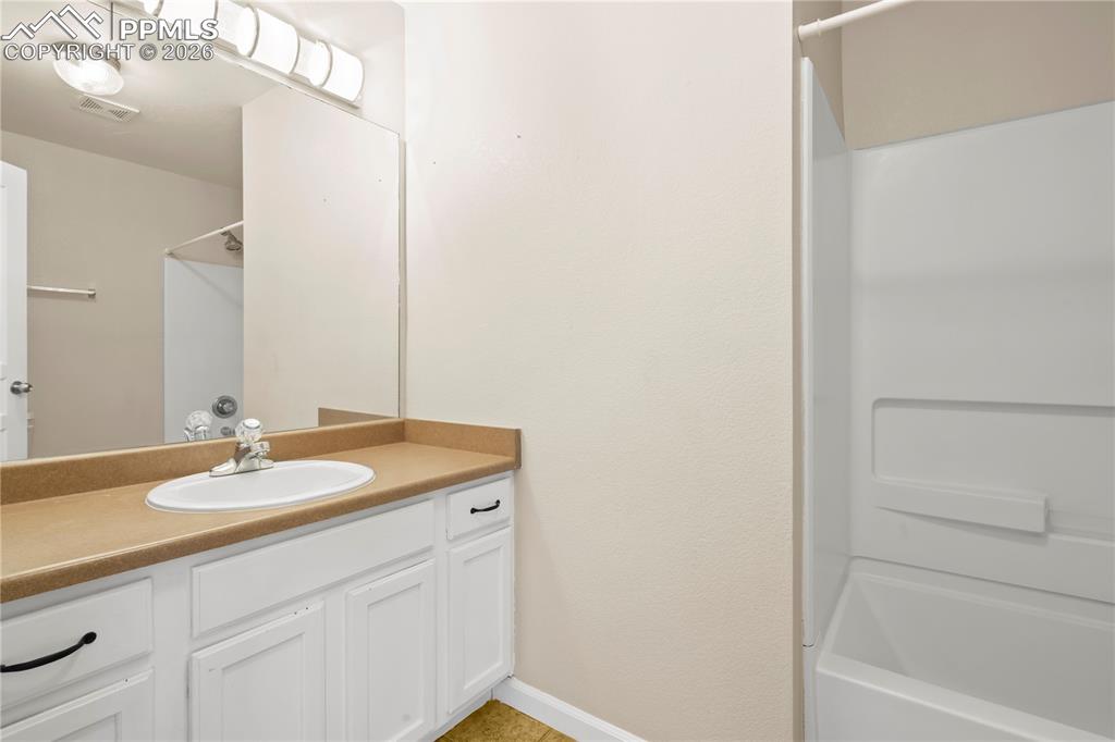 Image 19 of 32: Bathroom