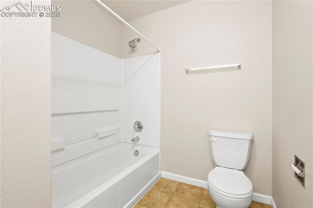 Image 20 of 32: Bathroom