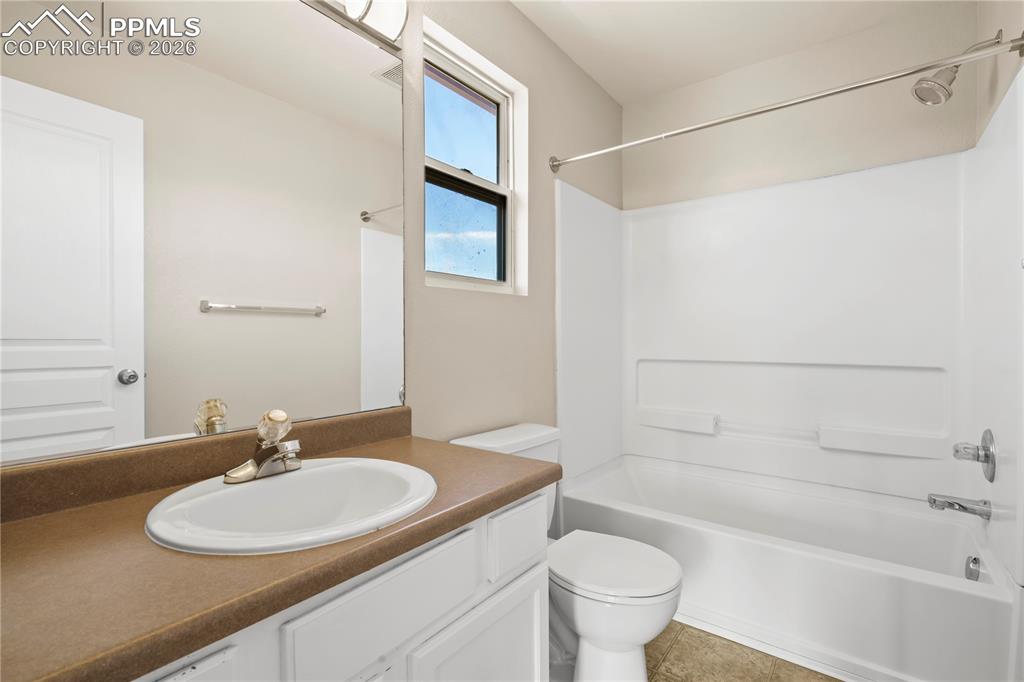 Image 24 of 32: Bathroom