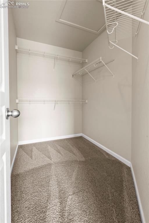 Image 25 of 32: Closet