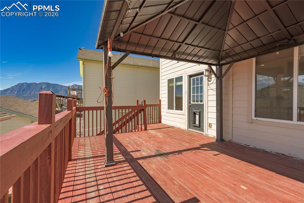 Image 27 of 32: Deck