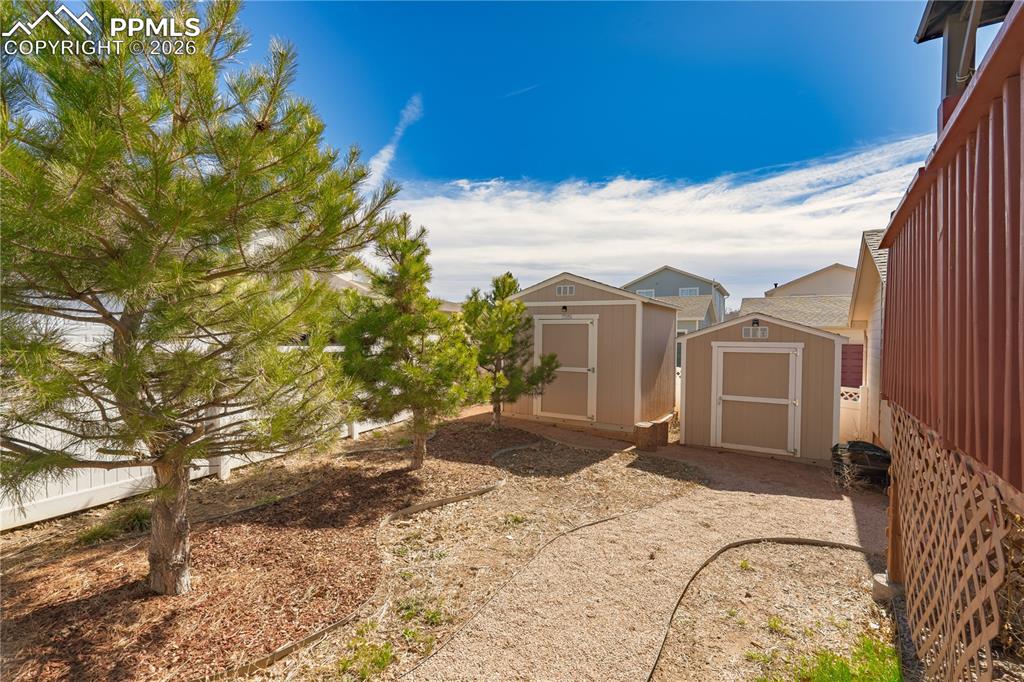 Image 29 of 32: Yard