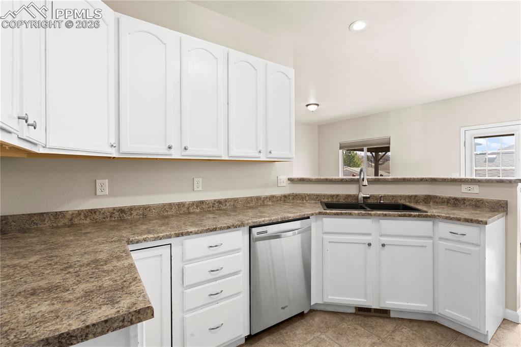 Image 7 of 32: Kitchen