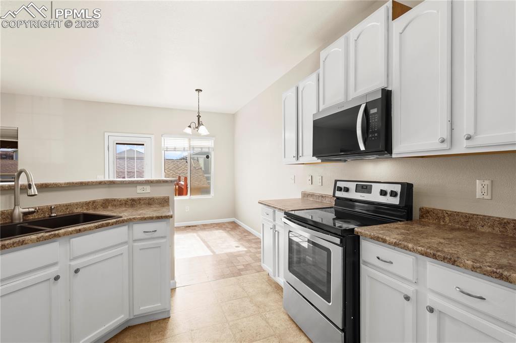 Image 8 of 32: Kitchen