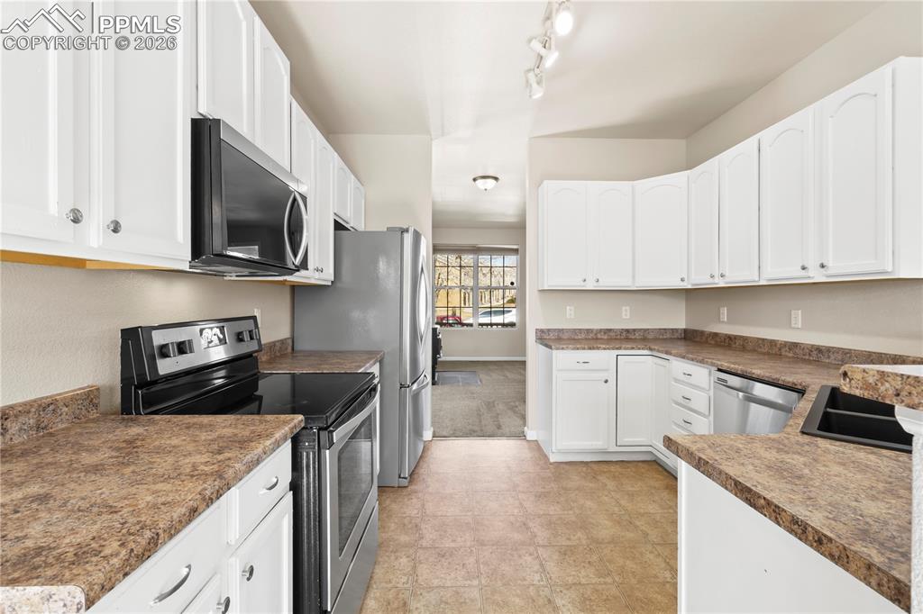 Image 9 of 32: Kitchen