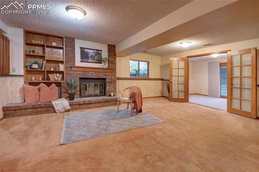 Image 15 of 29: Living Room