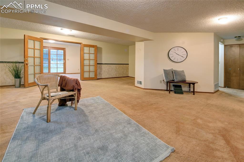 Image 18 of 29: Sitting Room