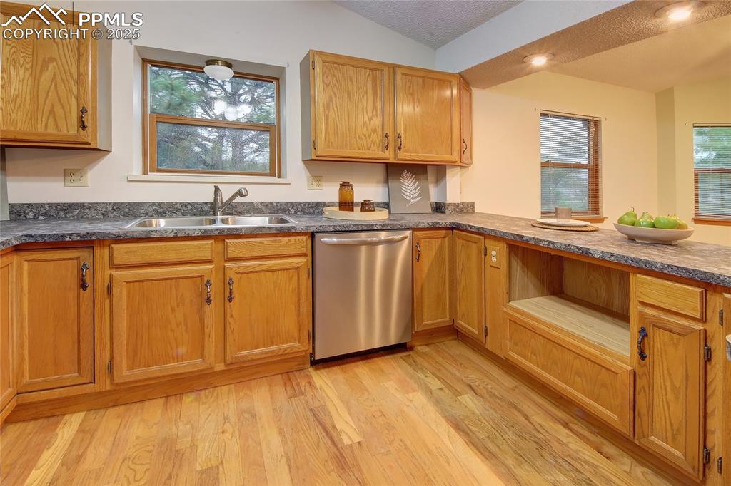 Image 8 of 29: Kitchen