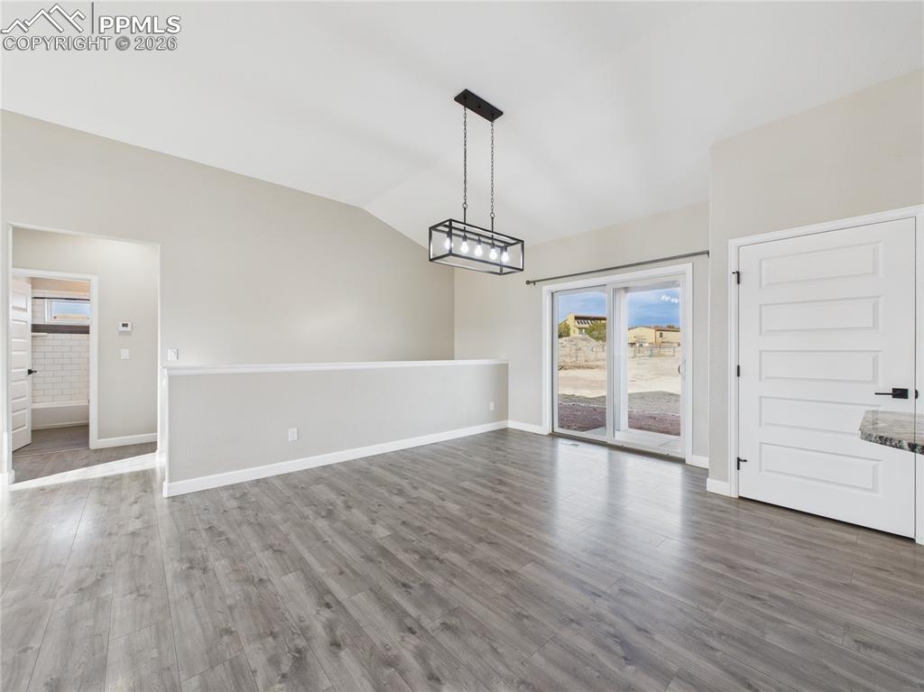 Image 10 of 40: Dining Area