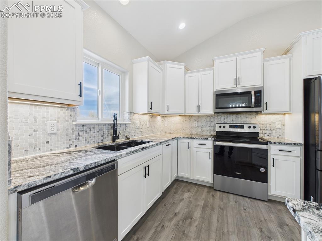 Image 12 of 40: Kitchen