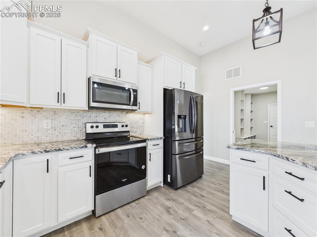 Image 14 of 40: Kitchen