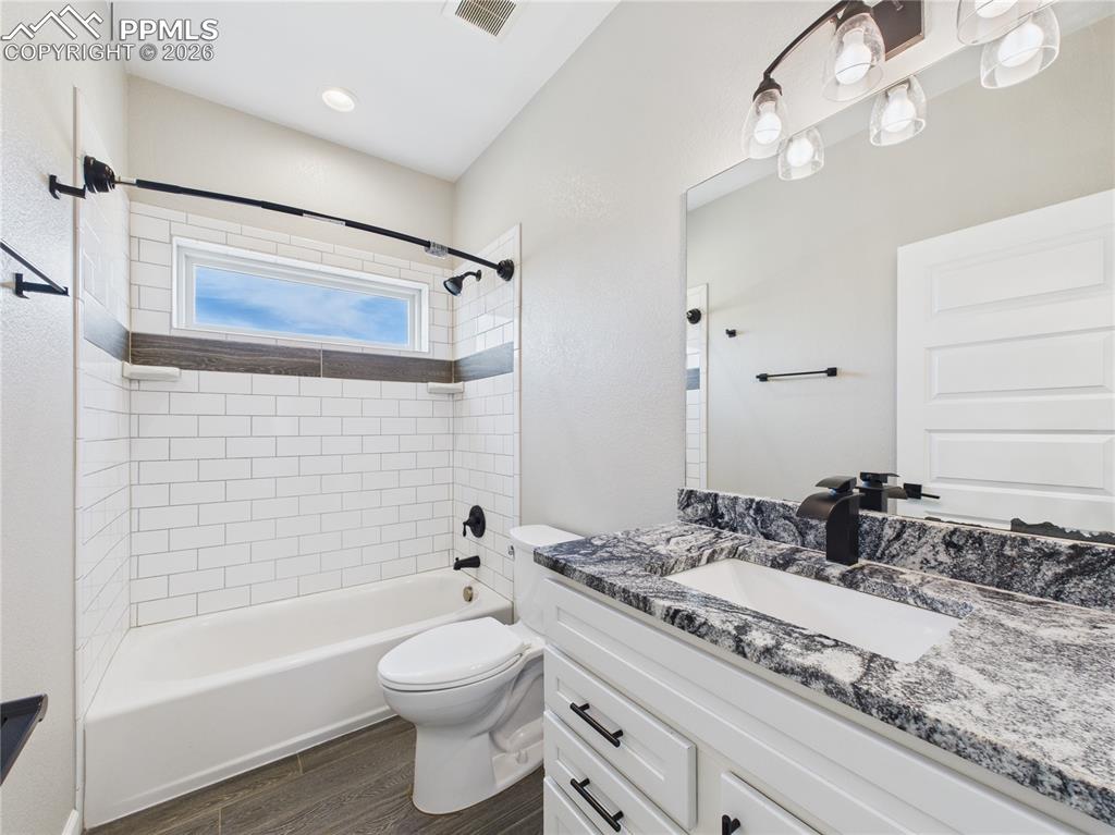 Image 18 of 40: Bathroom