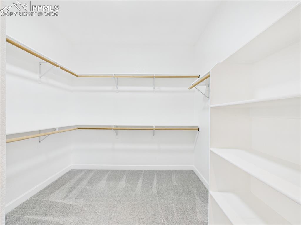 Image 25 of 40: Closet