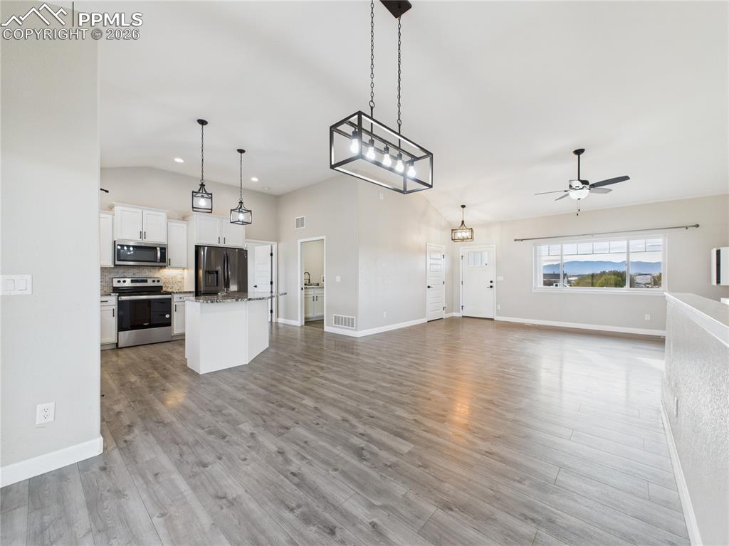 Image 31 of 40: Kitchen