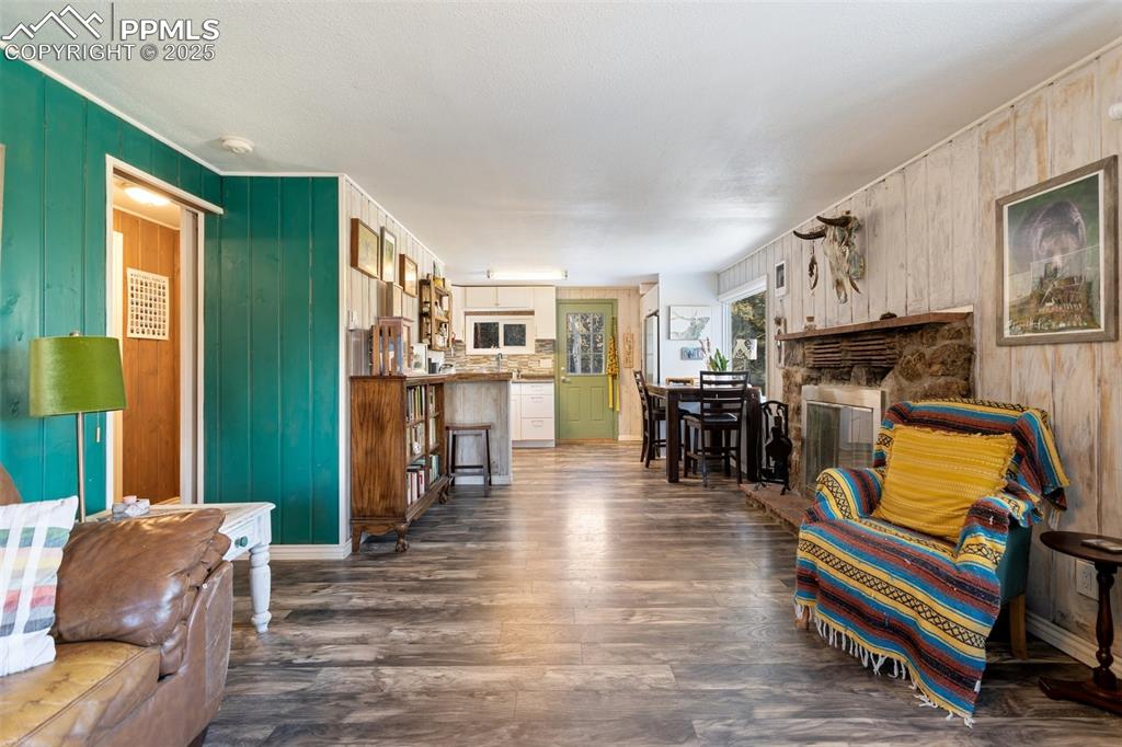 Image 4 of 22: Living Room