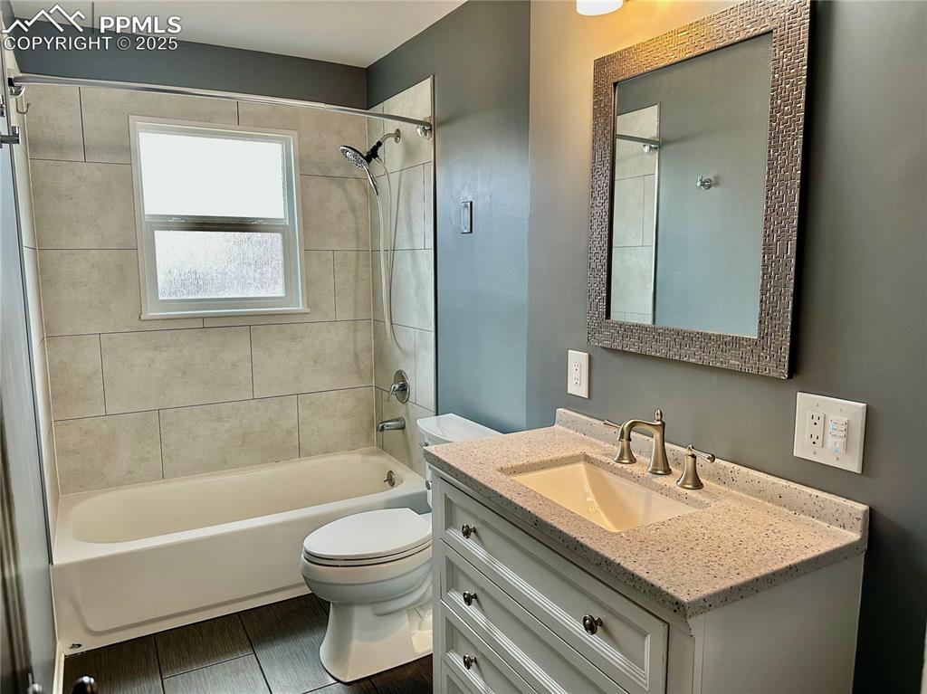 Image 11 of 17: Bathroom