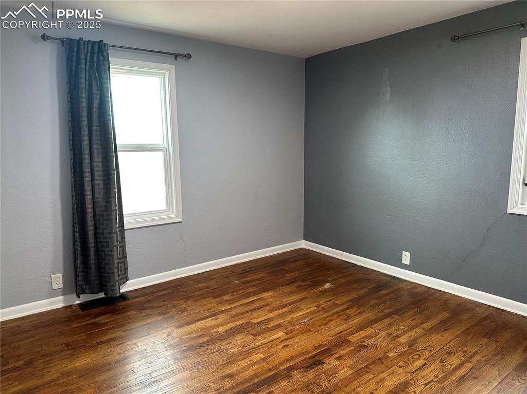 Image 12 of 17: Bedroom